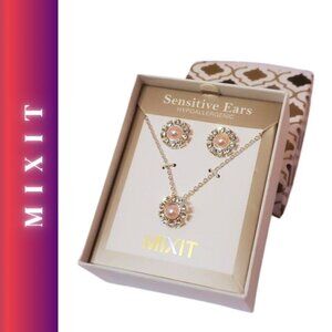 NWOT Mixit Hypoallergenic Silver Tone Pendant Necklace & Stud Earrings